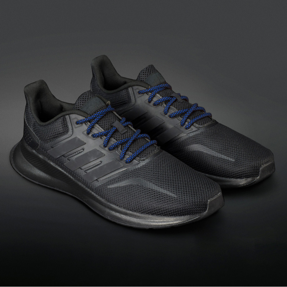 Des lacets en noir et bleu rien que pour vos baskets Et vos